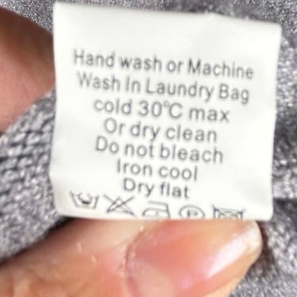 NWOT QUXING Grey Sweater with Red Heart; Size XL - Picture 7 of 8